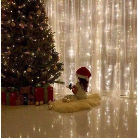 عکس دختربچه و درخت کریسمس