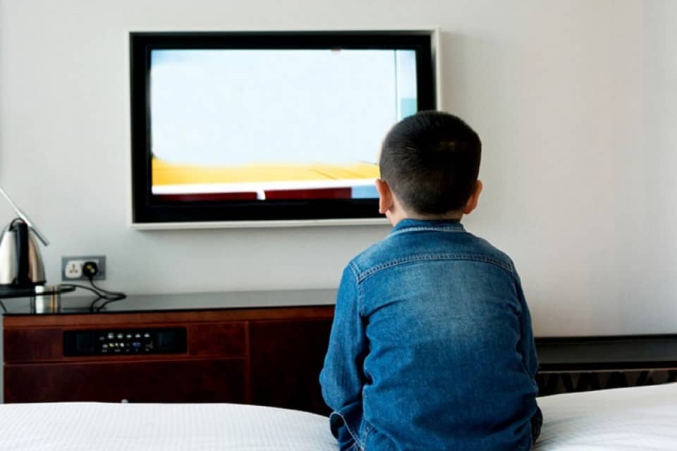 ۱۲ تاثیر مثبت و منفی تلویزیون بر روی کودکان که باید بدانید