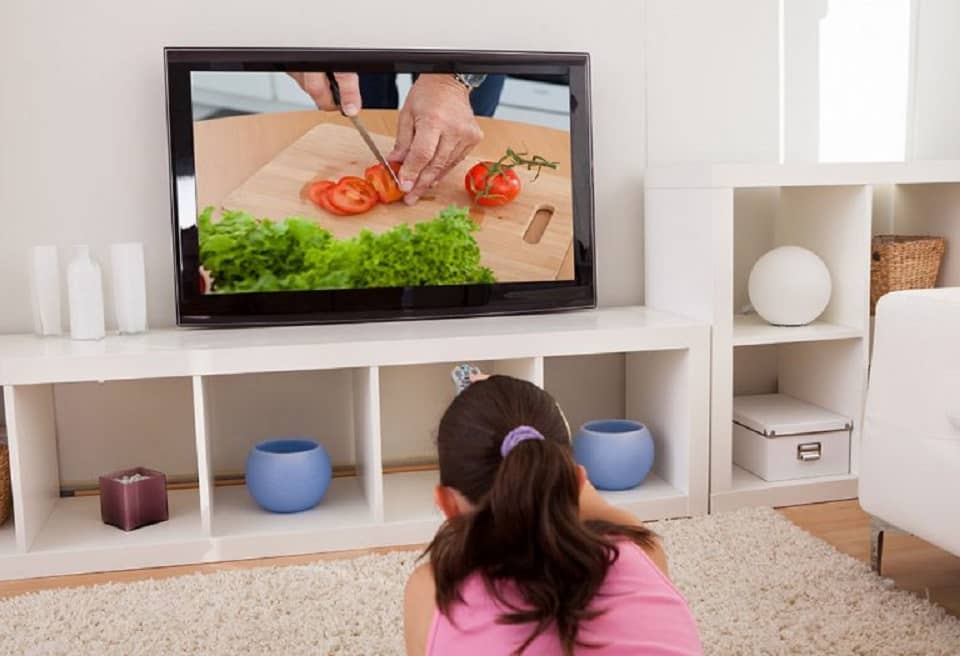 ۱۲ تاثیر مثبت و منفی تلویزیون بر روی کودکان که باید بدانید