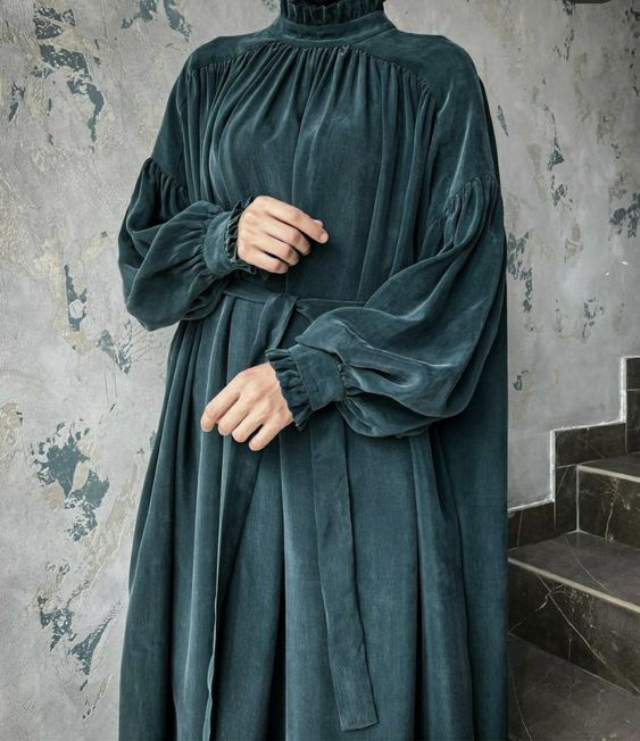 مدل مانتو بلند و پوشیده از جنس مخمل کبریتی