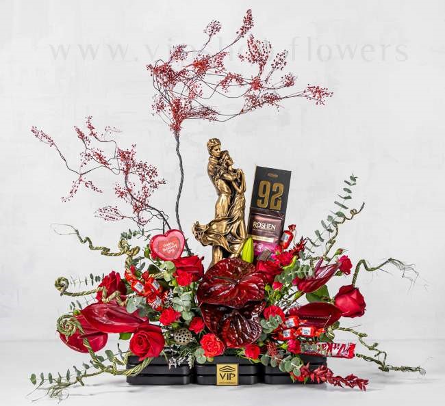 باکس گل زیبای روز ولنتاین همراه با مجسمه