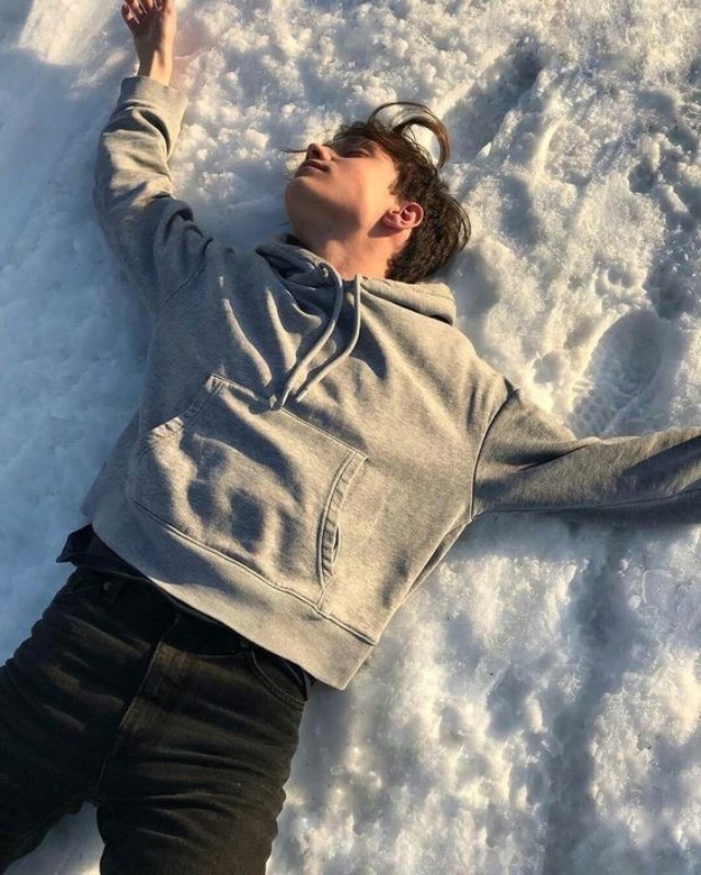 ژست عکس برفی دخترانه