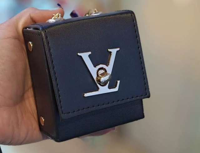 مدل کیف پاسپورتی کوچک و شیک برند لویی ویتون
