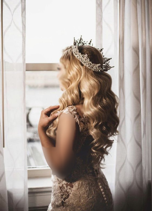 مدل موی عروس با تاج بلند ملکه ای
