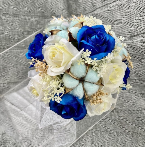 دسته گل عروس رز آبی