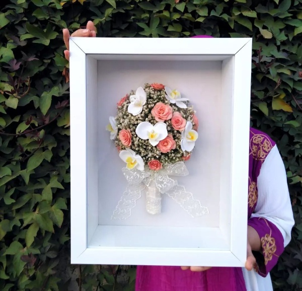 دسته گل عروس  داخل قاب زیبا