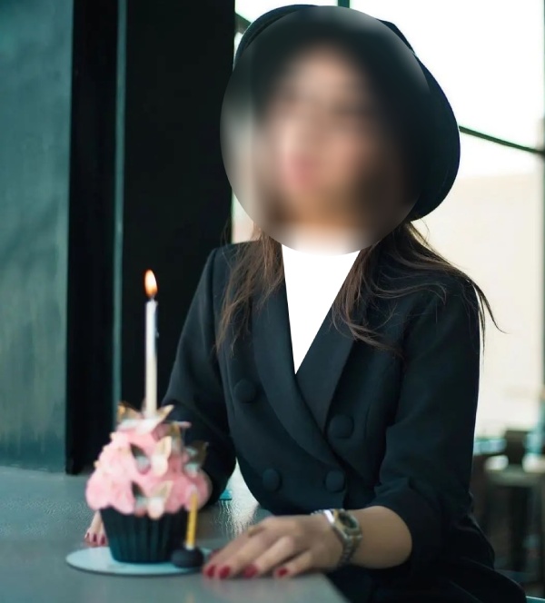 ژست عکاسی تولد دخترانه در رستوران