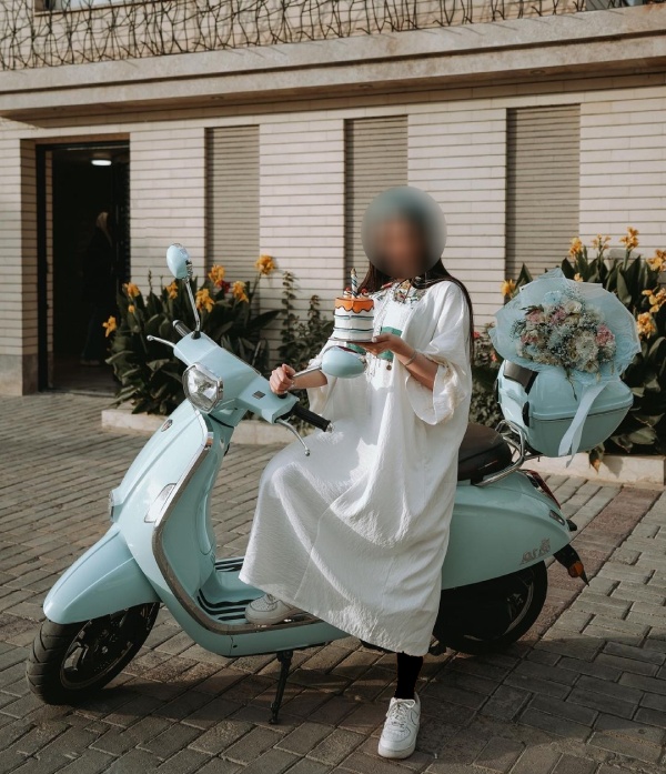 ژست عکاسی تولد دخترانه با موتور