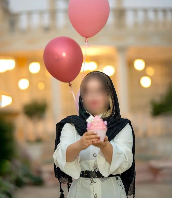 ژست عکاسی تولد دخترانه با کیک کوچک
