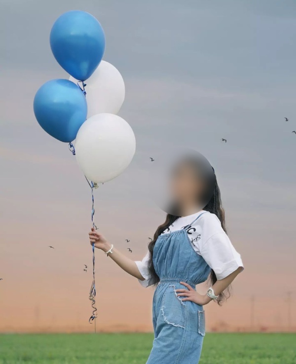 ژست عکاسی تولد دخترانه با بادکنک در فضای باز