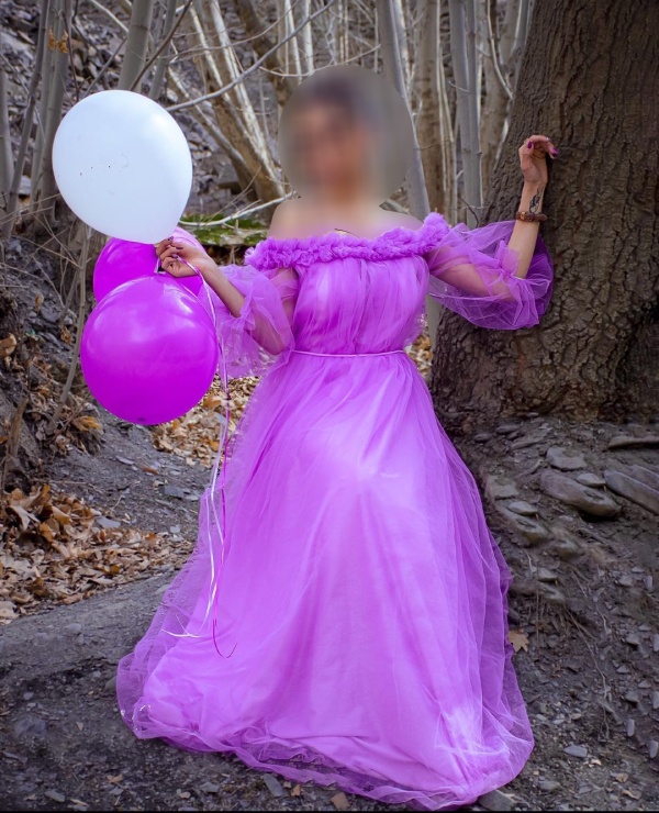 ژست عکاسی تولد دخترانه با لباس عروسکی
