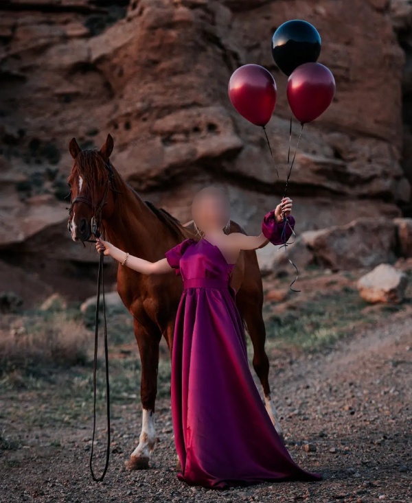 ژست عکاسی تولد دخترانه با اسب