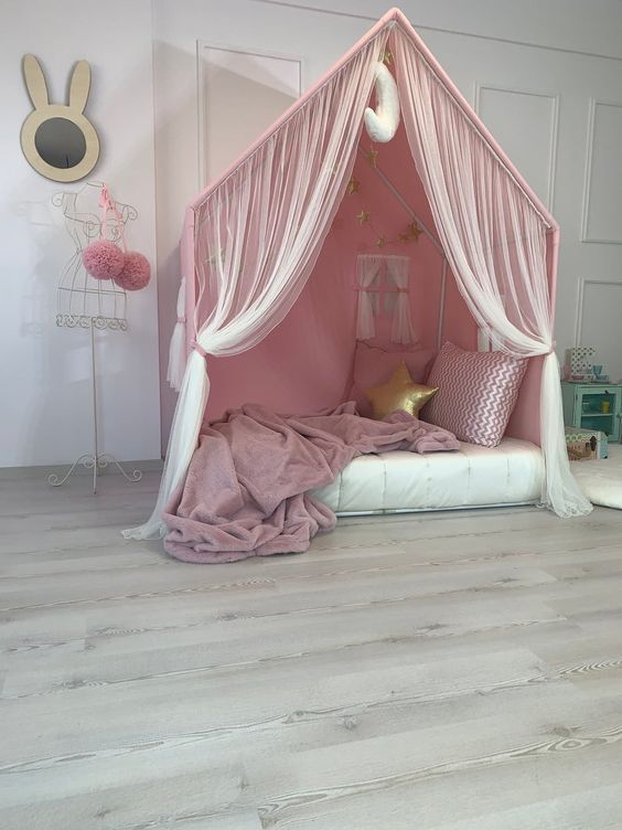 اتاق خواب صورتی دخترانه با تخت چادری زیبا