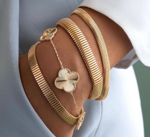 دستبند شلوغ و پهن طلا زنانه جذاب