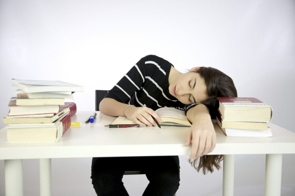 چگونه با تغییر روش های مطالعه خود از خواب آلودگی هنگام درس خواندن جلوگیری کنیم؟