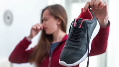۵ راهکار ساده برای رفع بوی بد کفش با مواد خانگی