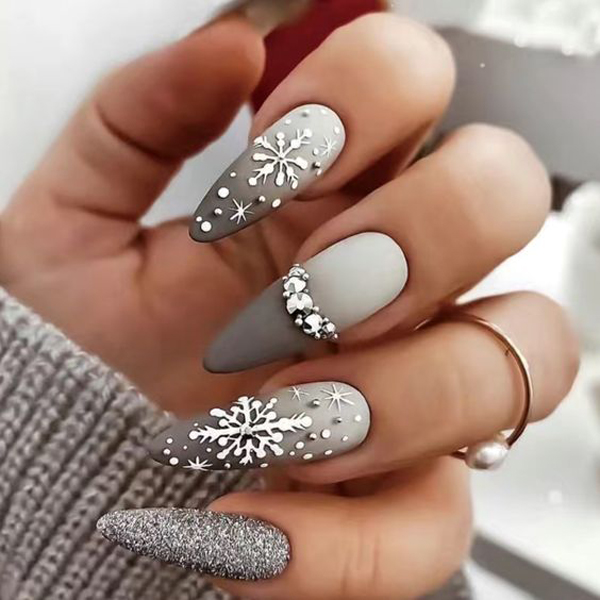 womens winter nail design 24 - طرح ناخن زمستونی جدید 1402 برای همه دختر های تینیجر