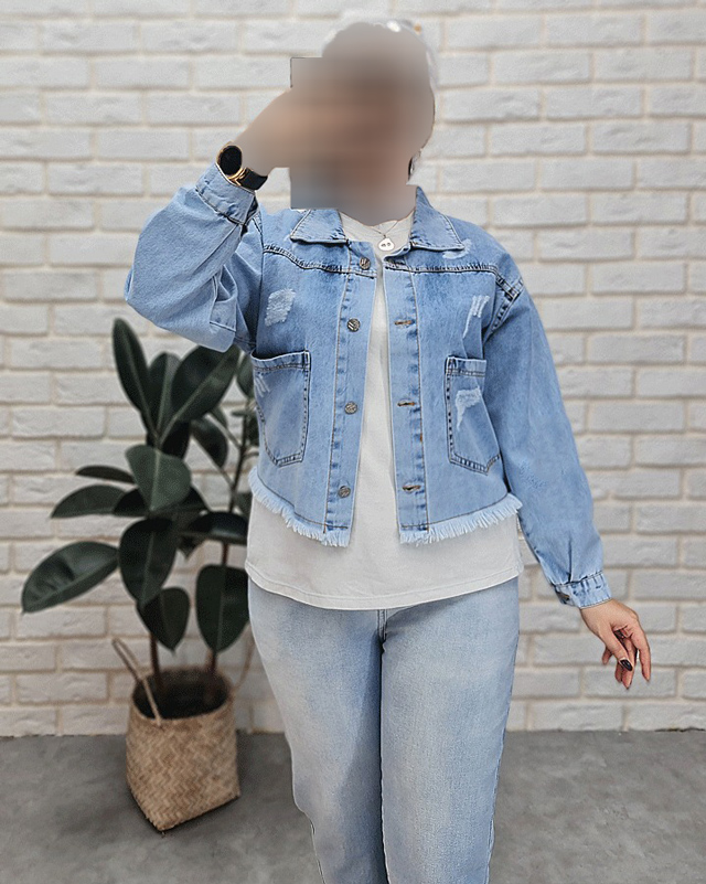  استایل کژوال با کت جین کوتاه و پیراهن ساده 
