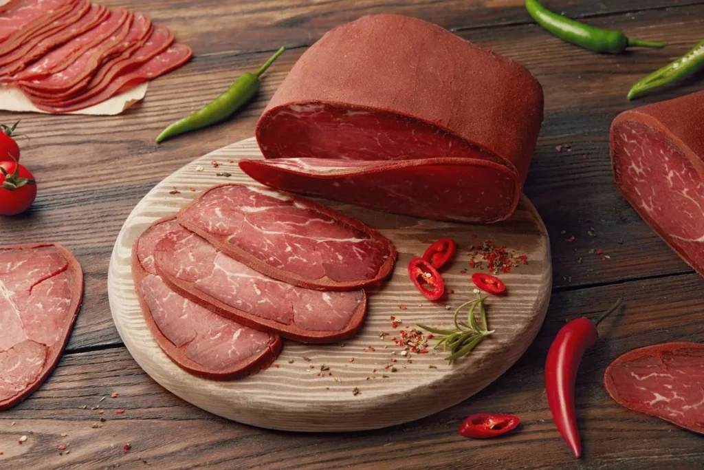 خسته شدی از سوسیس کالباس؟ باسترما خونگی درست کن، هم خوشمزهتره هم سالمتر
