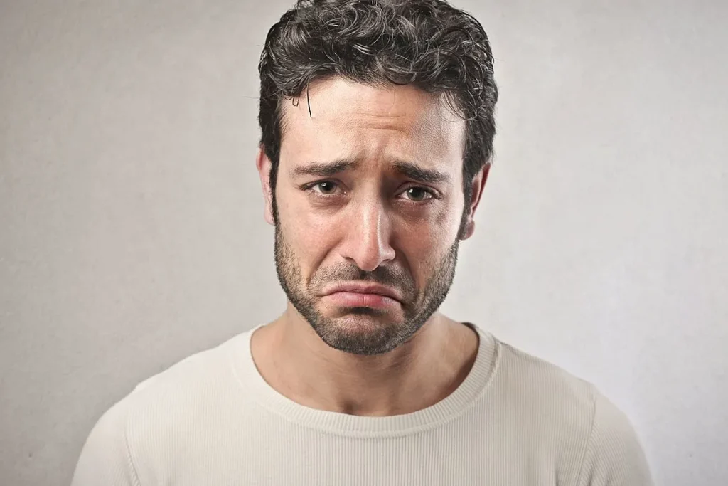 با یک لبخند، پرده از روی روزهای غمگین بردار