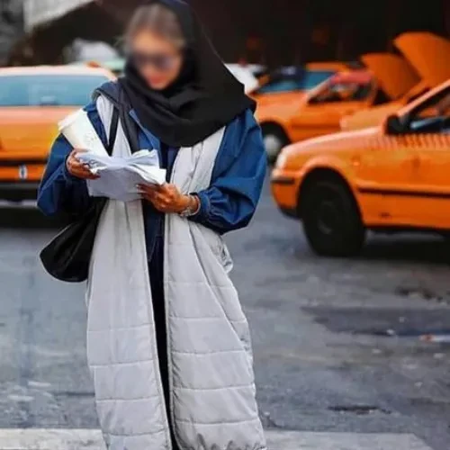 استایل دانشجویی زمستانی دخترانه با هودی