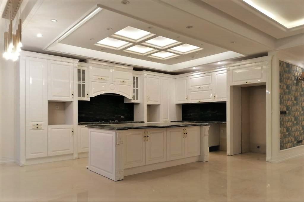 A kitchen with white cabinets

Description automatically generated