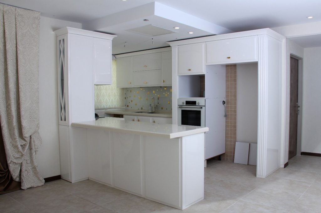 A kitchen with white cabinets

Description automatically generated