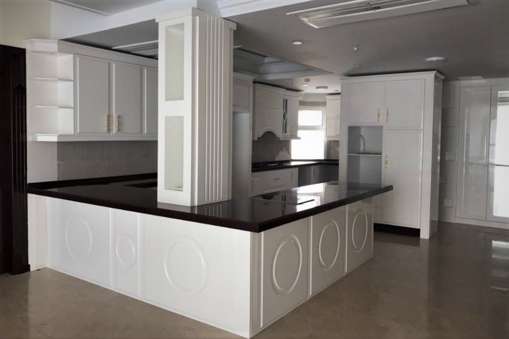 A kitchen with white cabinets

Description automatically generated