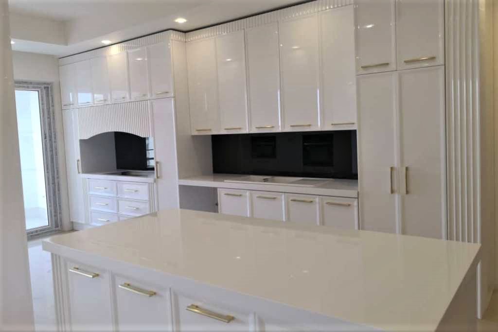 A white kitchen with white cabinets

Description automatically generated