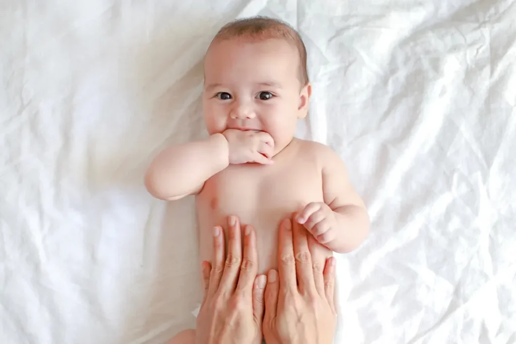 ماساژ شکم نوزاد