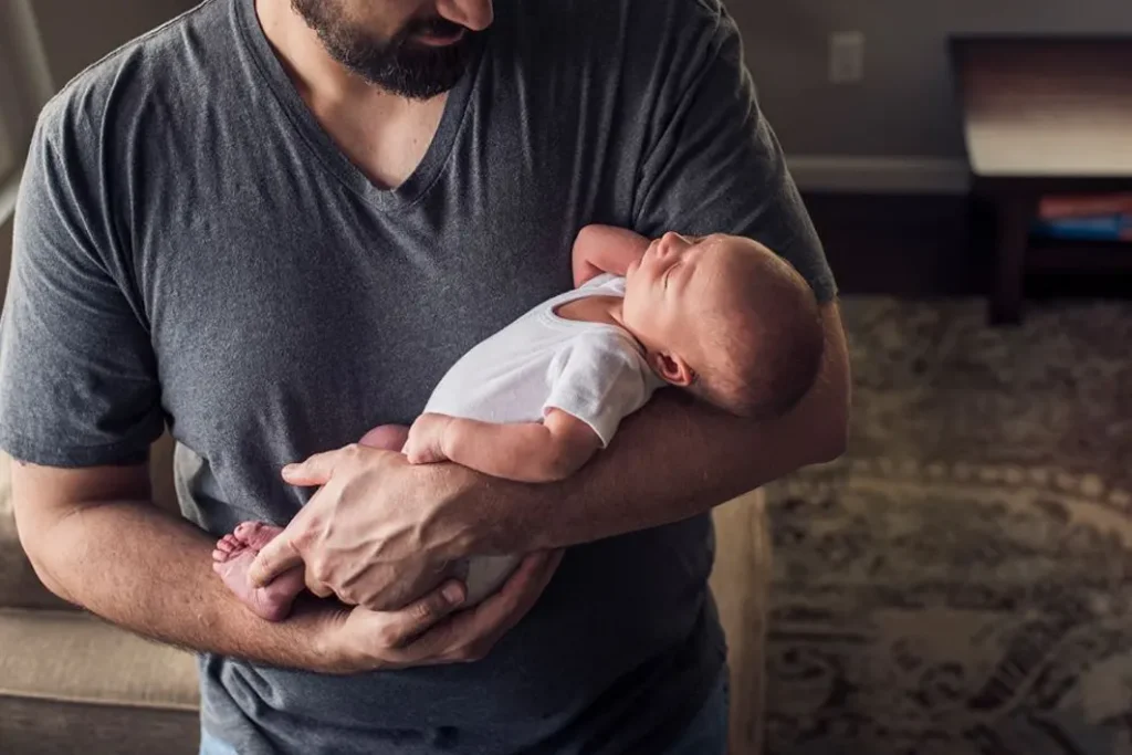 ۱۰ روش ساده برای آرام کردن نوزادان کولیکی که والدین آرزو می‌کنند کاش زودتر می‌دانستند