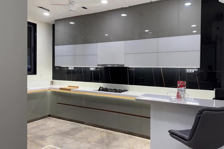 کابینت های گلاس خاکستری براق