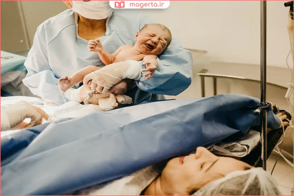 نمای نزدیک از نوزاد تازه متولد شده در اتاق زایمان