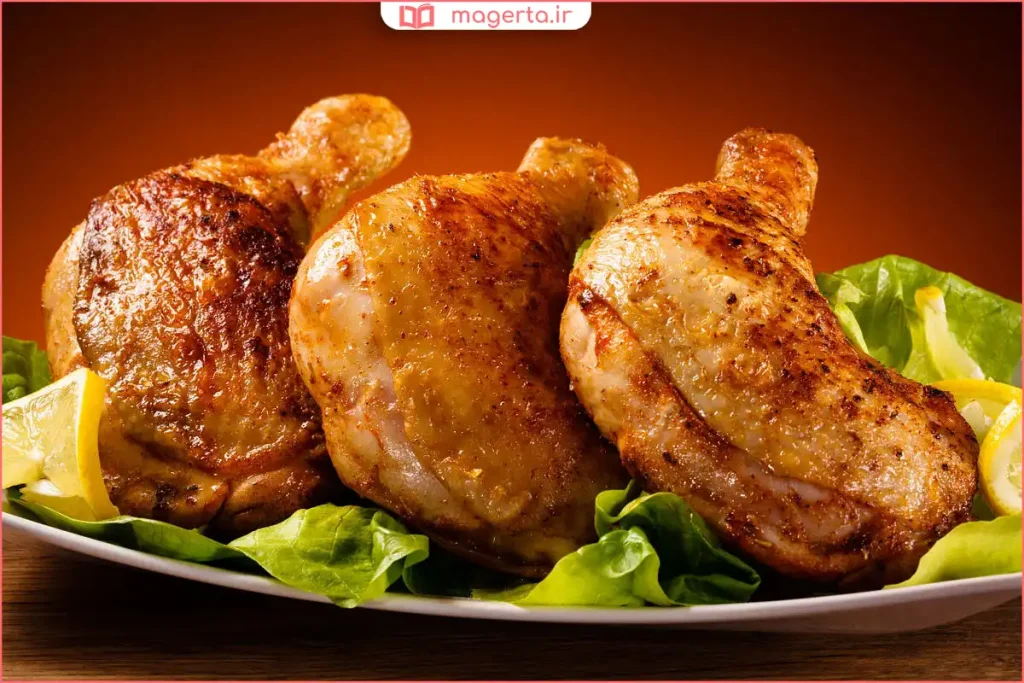 نمای نزدیک از مرغ سرخ‌شده در ماهیتابه با پیاز و ادویه