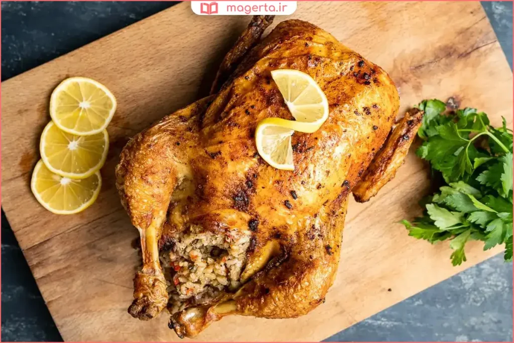 مرغ شکم‌پر مجلسی سرو شده در دیس بزرگ کنار برنج زعفرانی