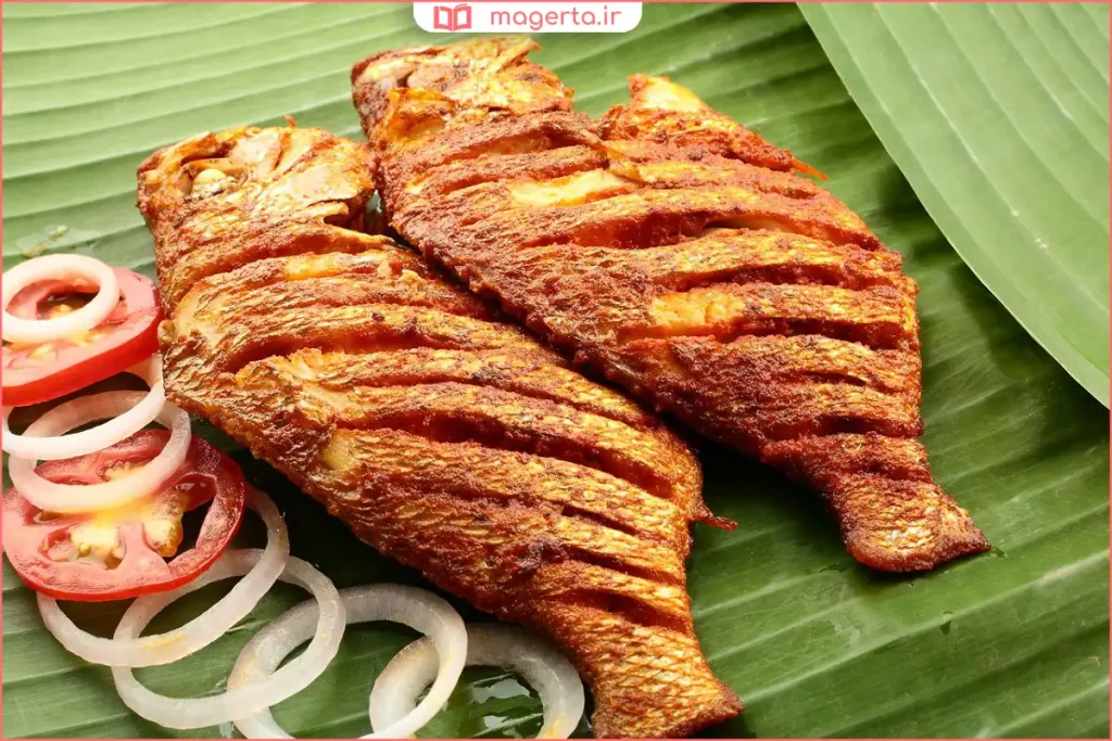 ماهی سوخاری طلایی رنگ در ماهیتابه چدنی با روغن و ادویه