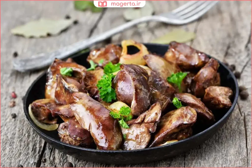 نمای نزدیک از بشقاب جگر کبابی سرو شده با نان و سبزی