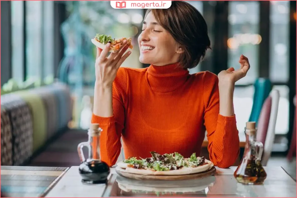 فردی در حال غذا خوردن آرام روی میز 