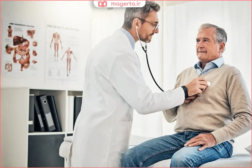پزشک متخصص قلب در حال بررسی نتایج اکوکاردیوگرافی