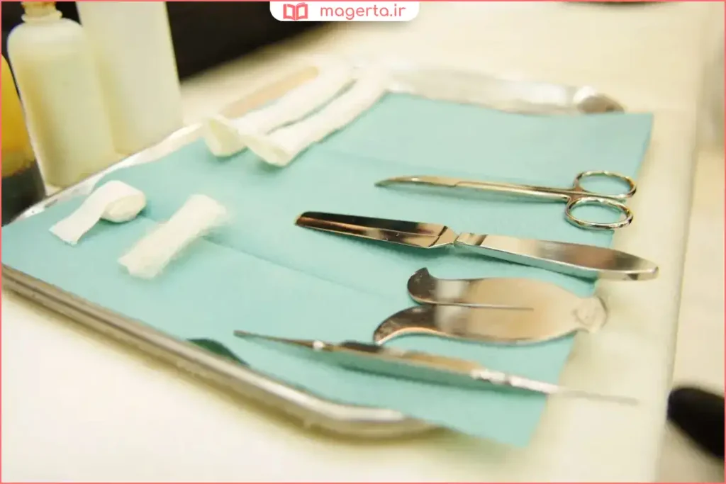 تجهیزات استریل پزشکی مخصوص ختنه نوزاد روی میز