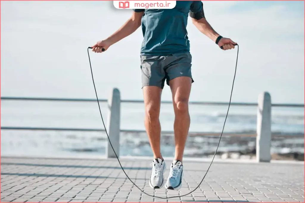 نمای نزدیک از پاهای فرد هنگام پریدن روی طناب ورزشی