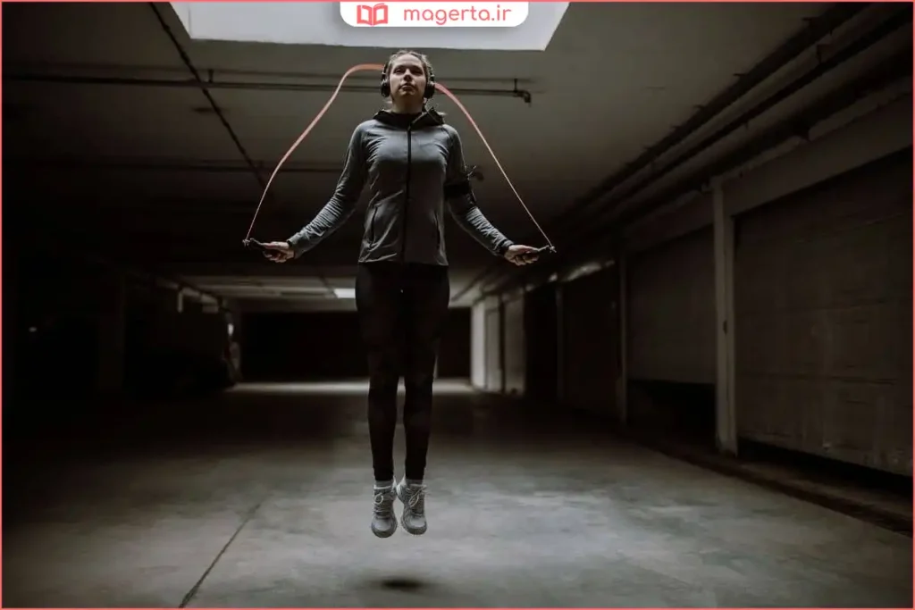 ورزشکار در حال طناب زدن در باشگاه برای تمرین هوازی