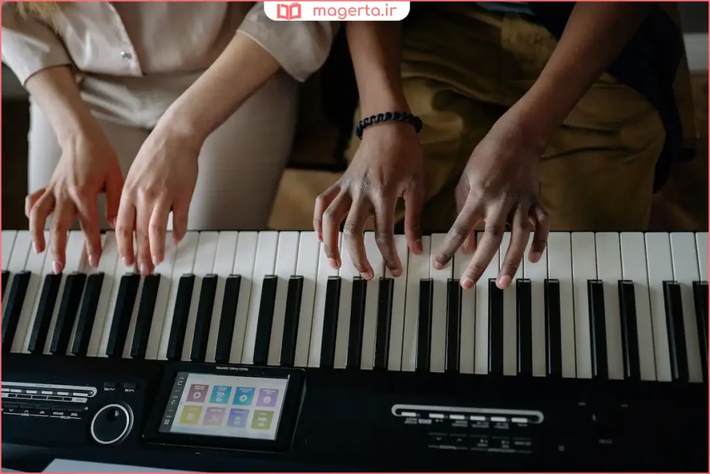 معلم موسیقی در حال آموزش روش صحیح انگشت‌گذاری روی ارگ