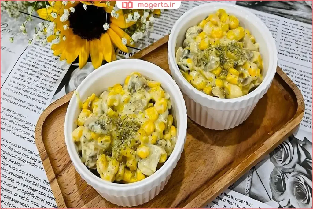 ذرت مکزیکی داغ سرو شده در لیوان یکبارمصرف با پنیر پیتزا
