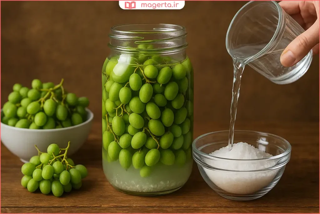 ریختن غوره و نمک در شیشه شفاف برای تهیه غوره شور خانگی