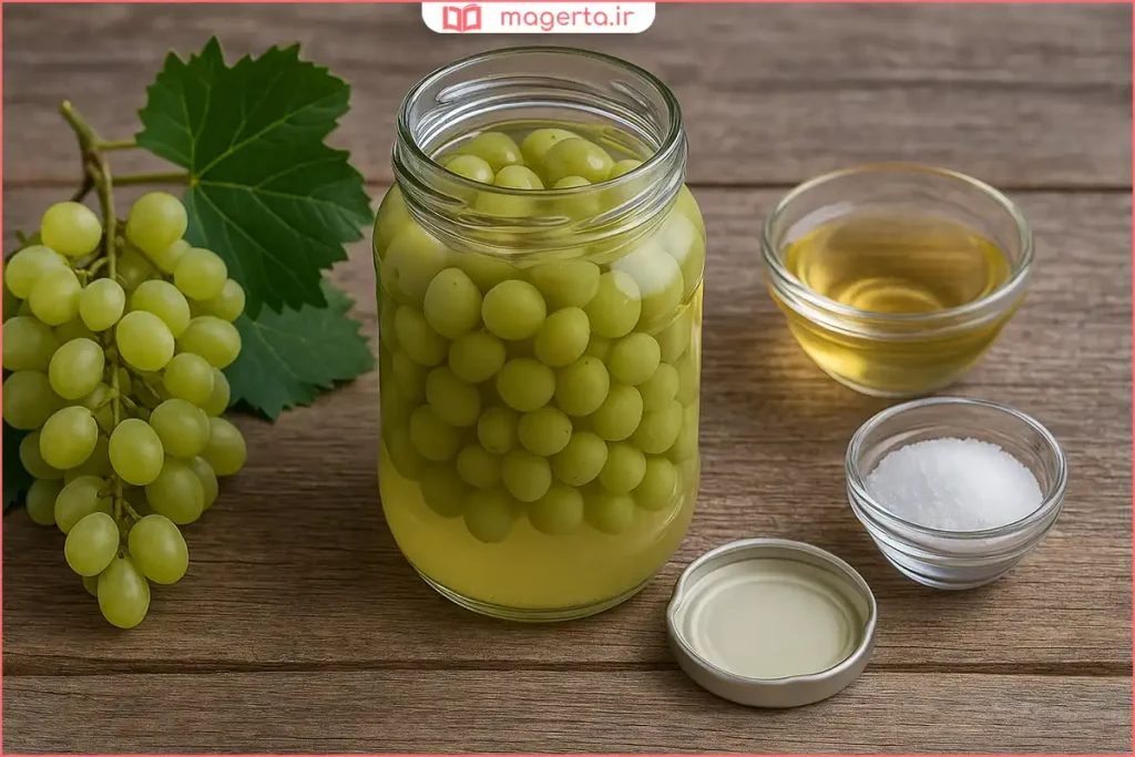 نمای نزدیک از غورههای سبز داخل آب نمک و سرکه