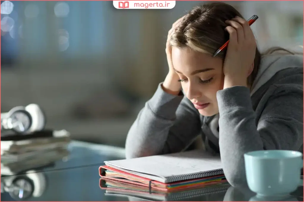 دانشجو در حال تکرار بلندخوانی مطالب در اتاق مطالعه