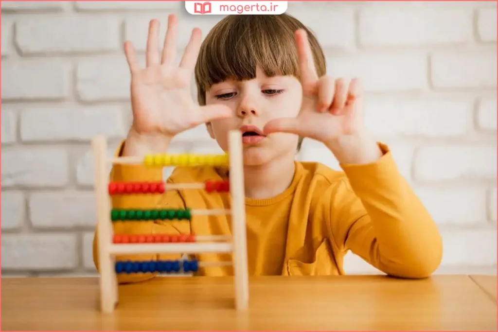 کودک در حال حل تمرینهای ریاضی ضرب ذهنی با لبخند