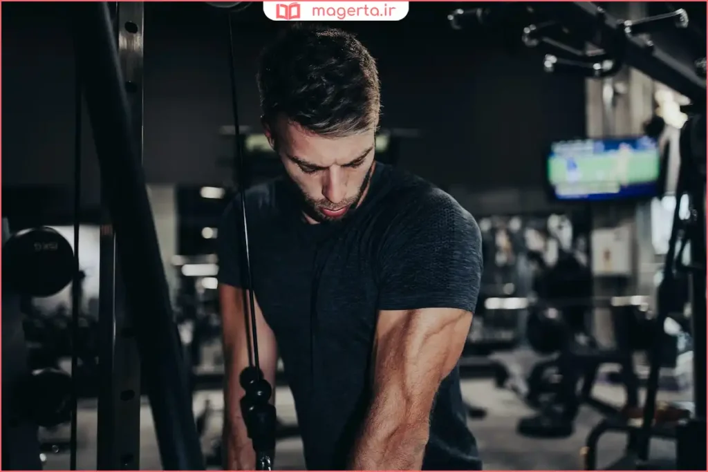 ورزشکار در حال انجام تمرین برای افزایش حجم عضلات