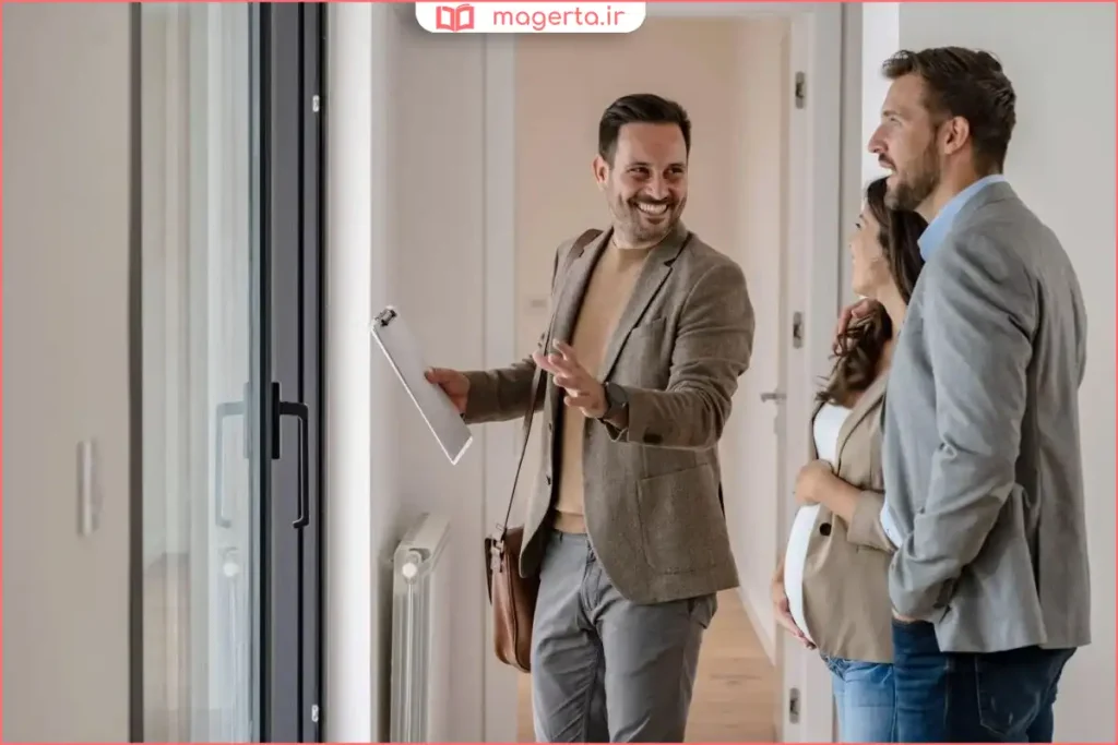 نمای نزدیک از کاتالوگ و بروشور تبلیغاتی در دست ویزیتور